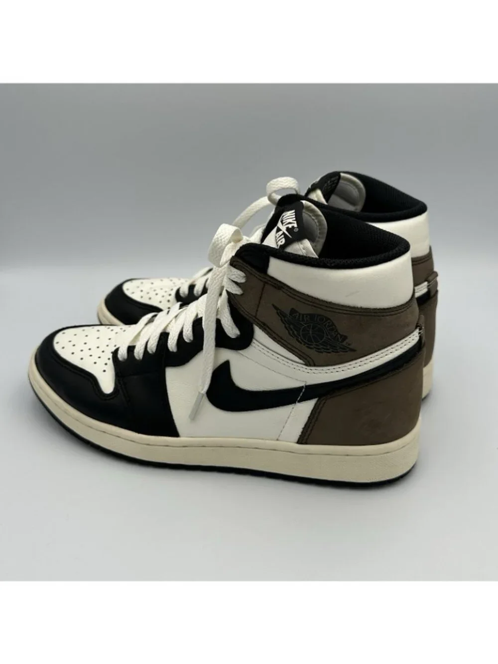 Nike Air Jordan 1 Retro Men’s Size 9 US White High Sneakers 555088-105